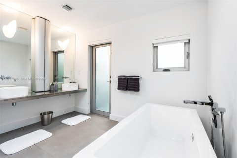 Casa en alquiler en Miami, Florida, 4 dormitorios, 437.57 m2 № 2075292 - foto 24