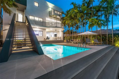 Casa en alquiler en Miami, Florida, 4 dormitorios, 437.57 m2 № 2075292 - foto 4