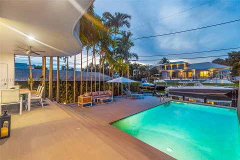 Casa en alquiler en Miami, Florida, 4 dormitorios, 437.57 m2 № 2075292 - foto 3