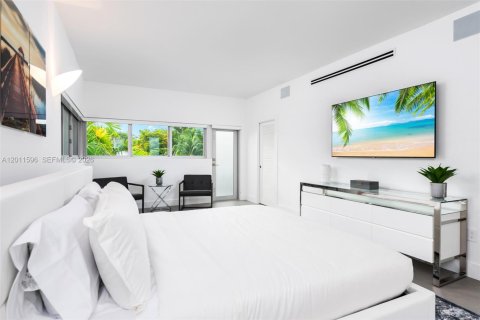 Casa en alquiler en Miami, Florida, 4 dormitorios, 437.57 m2 № 2075292 - foto 21