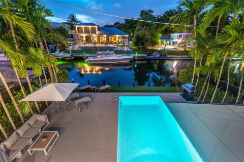 Casa en alquiler en Miami, Florida, 4 dormitorios, 437.57 m2 № 2075292 - foto 2