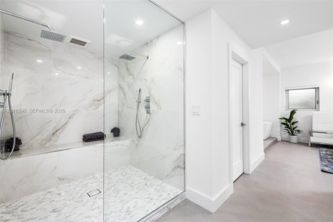 Casa en alquiler en Miami, Florida, 4 dormitorios, 437.57 m2 № 2075292 - foto 25