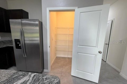 Townhouse in Wesley Chapel, Florida 3 bedrooms, 155.43 sq.m. № 2236446 - photo 12