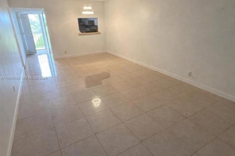Condo in Hallandale Beach, Florida, 2 bedrooms  № 2051305 - photo 3