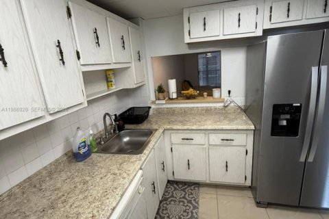 Condo in Hallandale Beach, Florida, 2 bedrooms  № 2051305 - photo 12