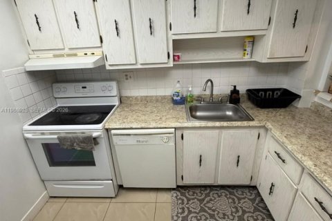 Condo in Hallandale Beach, Florida, 2 bedrooms  № 2051305 - photo 11