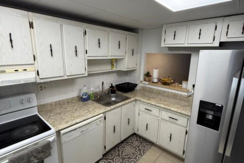 Condo in Hallandale Beach, Florida, 2 bedrooms  № 2051305 - photo 13