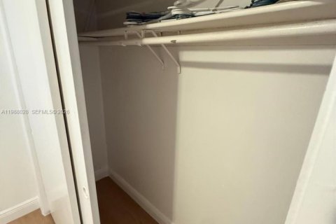 Condo in Hallandale Beach, Florida, 2 bedrooms  № 2051305 - photo 9