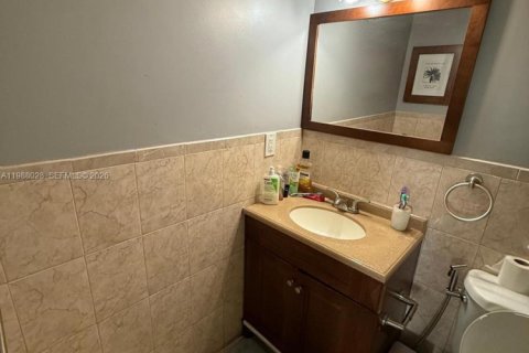 Condo in Hallandale Beach, Florida, 2 bedrooms  № 2051305 - photo 6