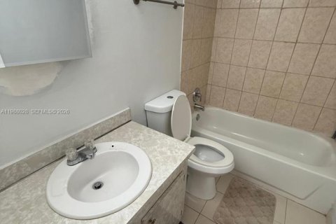 Condo in Hallandale Beach, Florida, 2 bedrooms  № 2051305 - photo 10