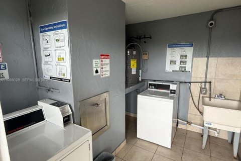 Condo in Hallandale Beach, Florida, 2 bedrooms  № 2051305 - photo 14