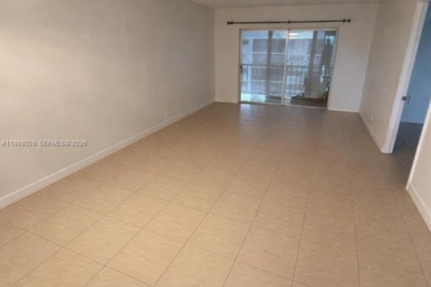 Condo in Hallandale Beach, Florida, 2 bedrooms  № 2051305 - photo 2