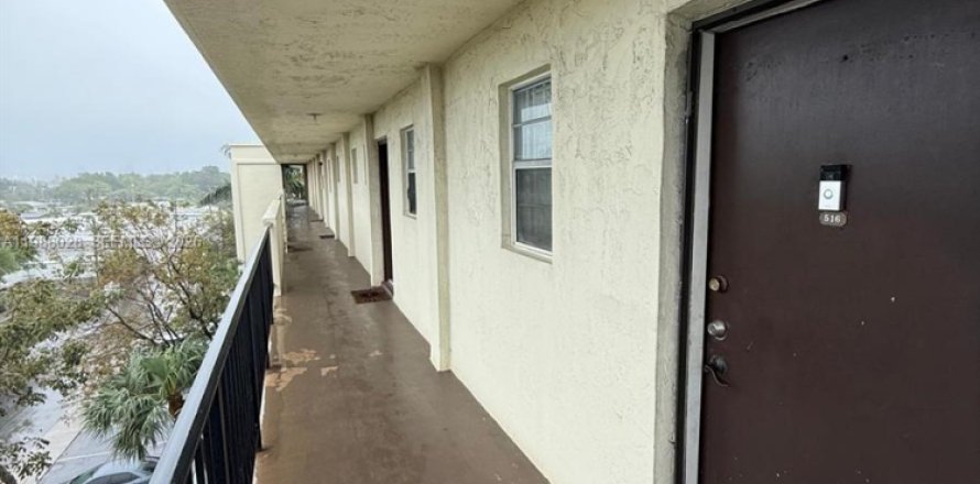 Condo in Hallandale Beach, Florida, 2 bedrooms  № 2051305