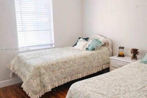 House in Miami, Florida 4 bedrooms, 190.17 sq.m. № 2051460 - photo 13