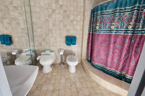 House in Miami, Florida 4 bedrooms, 190.17 sq.m. № 2051460 - photo 12