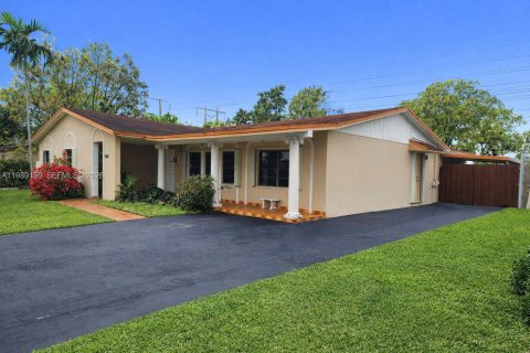 House in Miami, Florida 4 bedrooms, 190.17 sq.m. № 2051460 - photo 2