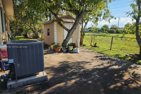 House in Miami, Florida 4 bedrooms, 190.17 sq.m. № 2051460 - photo 14