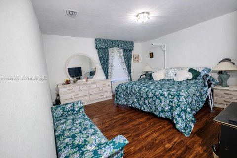 House in Miami, Florida 4 bedrooms, 190.17 sq.m. № 2051460 - photo 11