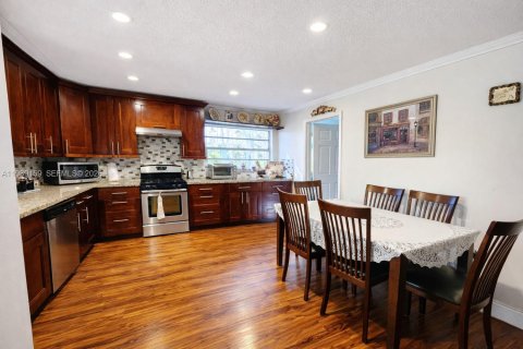 House in Miami, Florida 4 bedrooms, 190.17 sq.m. № 2051460 - photo 4