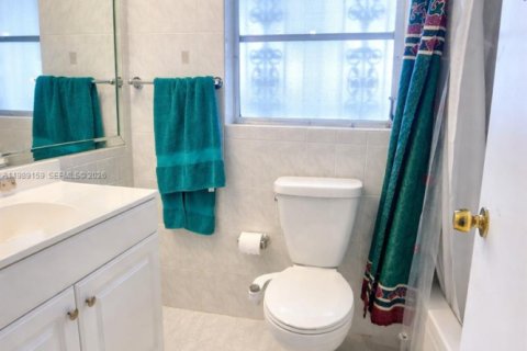 House in Miami, Florida 4 bedrooms, 190.17 sq.m. № 2051460 - photo 10