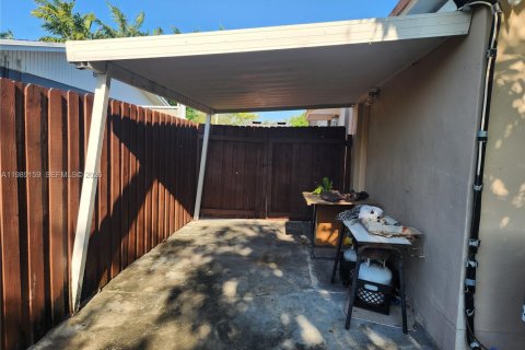 House in Miami, Florida 4 bedrooms, 190.17 sq.m. № 2051460 - photo 17