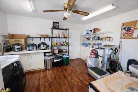 House in Miami, Florida 4 bedrooms, 190.17 sq.m. № 2051460 - photo 5