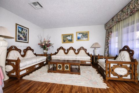 House in Miami, Florida 4 bedrooms, 190.17 sq.m. № 2051460 - photo 8