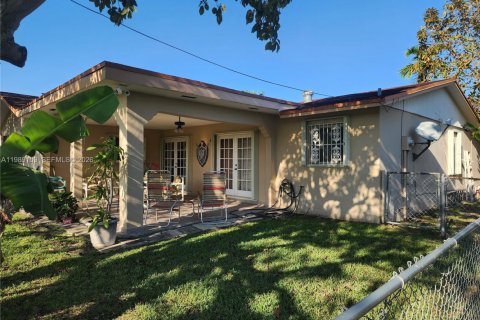 House in Miami, Florida 4 bedrooms, 190.17 sq.m. № 2051460 - photo 16