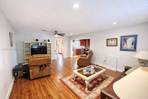 House in Miami, Florida 4 bedrooms, 190.17 sq.m. № 2051460 - photo 7