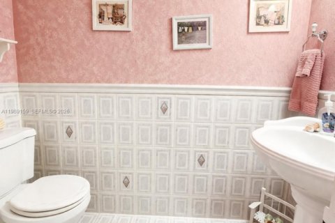 House in Miami, Florida 4 bedrooms, 190.17 sq.m. № 2051460 - photo 9