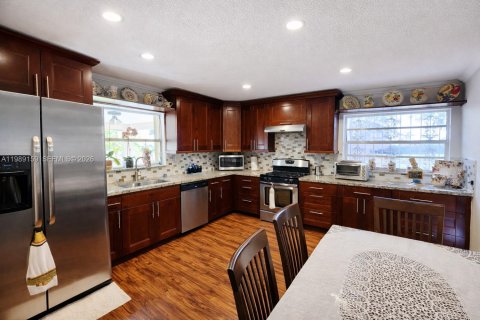 House in Miami, Florida 4 bedrooms, 190.17 sq.m. № 2051460 - photo 3