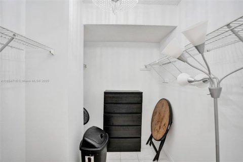 Condo in Hallandale Beach, Florida, 1 bedroom  № 1872575 - photo 30