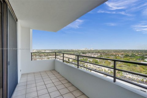 Condo in Hallandale Beach, Florida, 1 bedroom  № 1872575 - photo 18
