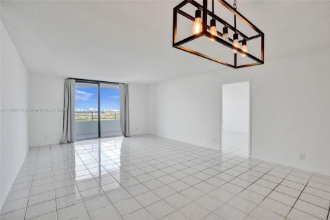 Condo in Hallandale Beach, Florida, 1 bedroom  № 1872575 - photo 8