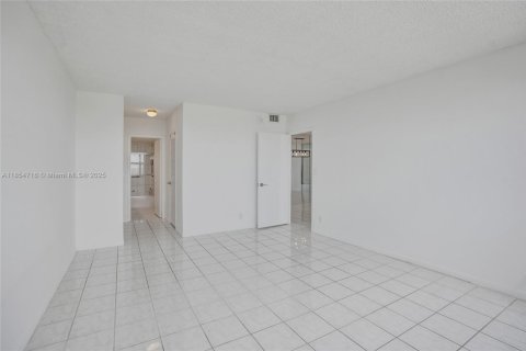 Condo in Hallandale Beach, Florida, 1 bedroom  № 1872575 - photo 26