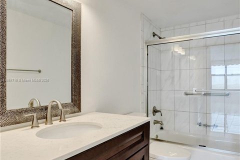 Condo in Hallandale Beach, Florida, 1 bedroom  № 1872575 - photo 29