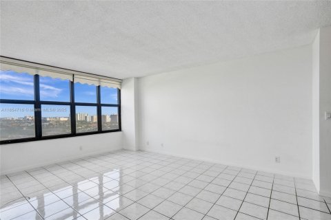 Condo in Hallandale Beach, Florida, 1 bedroom  № 1872575 - photo 23