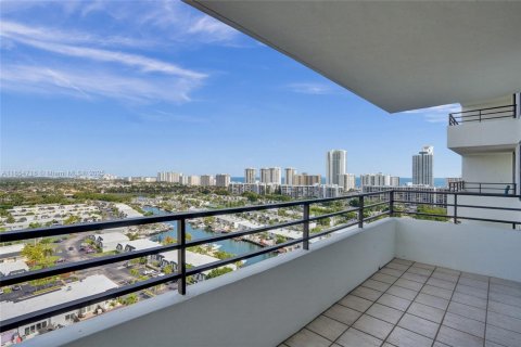 Condo in Hallandale Beach, Florida, 1 bedroom  № 1872575 - photo 21