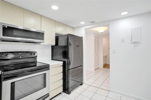Condo in Hallandale Beach, Florida, 1 bedroom  № 1872575 - photo 11