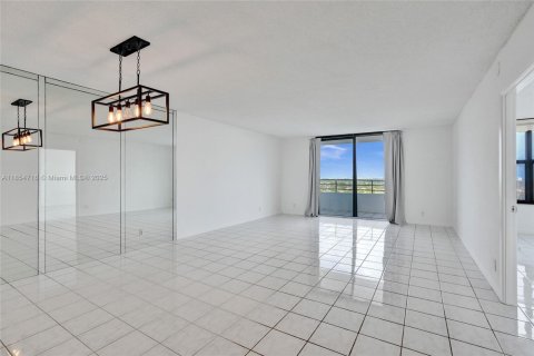 Condo in Hallandale Beach, Florida, 1 bedroom  № 1872575 - photo 5