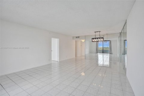 Condo in Hallandale Beach, Florida, 1 bedroom  № 1872575 - photo 6
