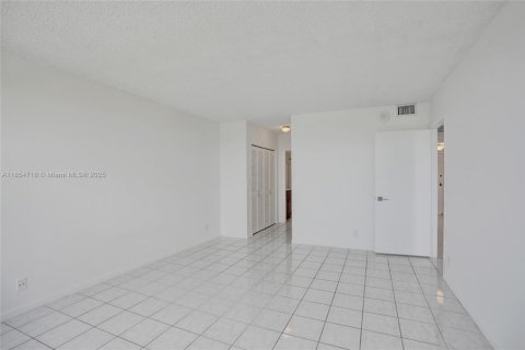 Condo in Hallandale Beach, Florida, 1 bedroom  № 1872575 - photo 25