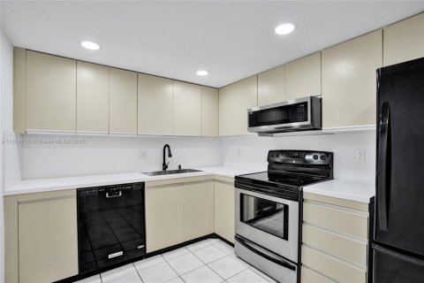 Condo in Hallandale Beach, Florida, 1 bedroom  № 1872575 - photo 9