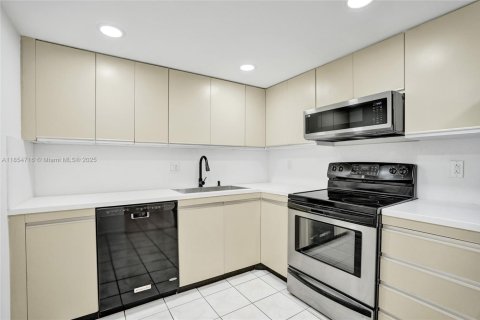 Condo in Hallandale Beach, Florida, 1 bedroom  № 1872575 - photo 12