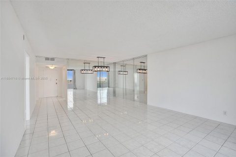 Condo in Hallandale Beach, Florida, 1 bedroom  № 1872575 - photo 7