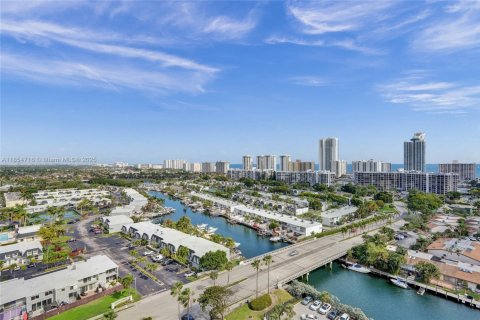 Condo in Hallandale Beach, Florida, 1 bedroom  № 1872575 - photo 1