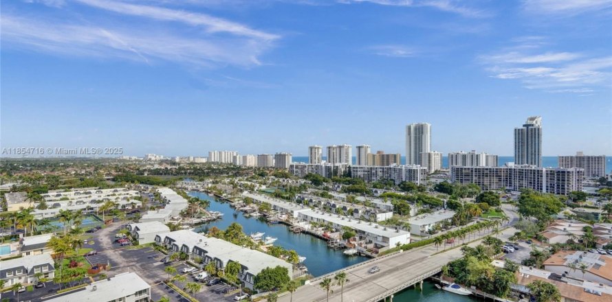 Condo in Hallandale Beach, Florida, 1 bedroom  № 1872575