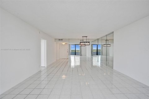 Condo in Hallandale Beach, Florida, 1 bedroom  № 1872575 - photo 4