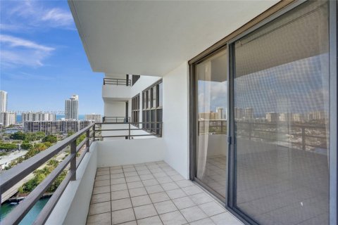 Condo in Hallandale Beach, Florida, 1 bedroom  № 1872575 - photo 16