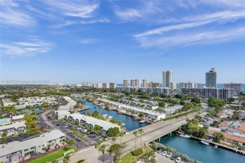 Condo in Hallandale Beach, Florida, 1 bedroom  № 1872575 - photo 20